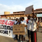 Lectura del manifiesto durante la concentración por la muerte del temporero