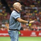 Luis César da instrucciones en el Nou Estadi ante el Algeciras.