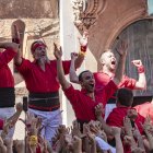 Membres de la Colla Joves Xiquets de Valls celebrant