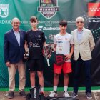 Asier Estébanez y MarioBrocal, en en el centro, durante la entrega de trofeos.
