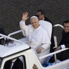 El Papa León XIV saludando a los feligreses de la plaza de San Pedro.