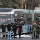Policías israelíes en el lugar de un ataque a tiros en Jerusalén este lunes.