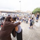 Un madre saluda a una maestra en el primer día de clases de la Escola Sant Salvador.