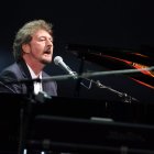 El cantante británico y líder de la banda Supertramp, Rick Davies, se presenta hoy, jueves 2 de septiembre de 2010, durante un concierto en el estadio Gerry Weber de Halle (Alemania). EFE/OLIVER KRATO[COLOR]