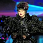 Lady Gaga apareció en el escenario con un vestido de estética gótica en color negro y púrpura.