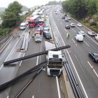 El camión ha perdido la carga y ello ha provocado un accidente múltiple en la autopista.