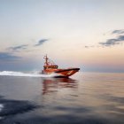 La lancha 'Salvamar Fomalhaut' acudió a recoger a la paciente.