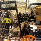 Imagen de los Bomberos de Madrid en el interior del bar tras la explosión