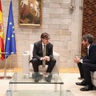 El presidente de la Generalitat, Salvador Illa, se ha reunido este lunes con el ministro de Cultura, Ernest Urtasun, en el Palau de la Generalitat. El encuentro se enmarca en las reuniones habituales que el jefe del Ejecutivo mantiene con los ministros españoles cuando visitan Catalunya.

La cita llega en plena polémica por el retorno de las pinturas murales de Sijena del MNAC, equipamiento del que forman parte en el consorcio tanto la Generalitat como el Ministerio de Cultura. El MNAC ha aportado recientemente al juzgado nuevos informes de expertos internacionales que avalan los riesgos del traslado de los frescos a Sijena y ha cuestionado el calendario propuesto por Aragón, proponiendo un cronograma alternativo de hasta un año y medio.

Por su parte, el gobierno de Aragón asegura que las técnicas actuales hacen posible el traslado sin “dificultades extraordinarias” e informará de la metodología que proponen tras la inspección de los técnicos en julio.