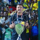 Franc Artiga, con la Supercopa de Angola.