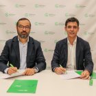 Momento de la firma del convenio entre L’Associació Contra el Càncer a Tarragona i l’Hospital Viamed