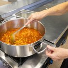Els àpats dels menjadors escolars de la Conca de Barberà es preparen des de la setmana passada a l'espai cuina de Concactiva, a Montblanc.