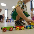 Els primers alumnes jugant a la llar d'infants Rubí i Rufolet, al Temple