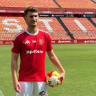 Álvaro García pisa el césped del Nou Estadi en su presentación con el Nàstic de Tarragona.