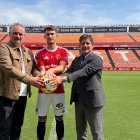 El director deportivo del Nàstic, Noé Calleja; el nuevo fichaje, Álvaro García, y el presidente ejecutivo de la entidad, Lluís Fàbregas.