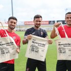 Al centre, l’entrenador del Reus FC Reddis, Marc Carrasco, acompanyat a la dreta per Ramon Folch, i a l'esquerra, per Xavi Jaime. Tots tres amb la bossa de la Misericòrdia del Diari de Tarragona.