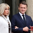 Emmanuel Macron junto a su mujer Brigitte Macron