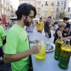 Imagen de un bar de Tarragona preparando una 'mamadeta'