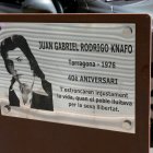 Una placa provisional recuerda dónde perdió la vida Juan Gabriel Rodrigo Knafo.