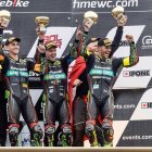 lex Toledo, (izq), en el podio con sus compañeros.