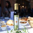 Una ampolla d'oli d'oliva verge extra de la DOP Siurana, durant l'acte d'aquest dilluns al Pavelló dels Distingits del Pere Mata de Reus.