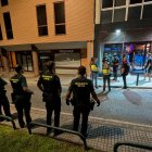 Els agents en un dels locals.