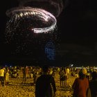 El colofón del Sunset Airshow del sábado, con pirotecnia y drones, que fue multitudinario.