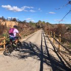 Un ciclista per la Via Verda, entre Aldover i Xerta.