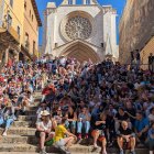 Les escales de la plaça de les Cols, plenes per veure els castells i pilars caminant