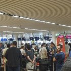 Cientos de personas formaron largas colas en los mostradores de facturación y muchos otros permanecieron a la espera de noticias de sus vuelos este sábado en el aeropuerto de Bruselas, tras el ciberataque ocurrido durante la noche del viernes contra su proveedor de servicios de facturación y embarque.