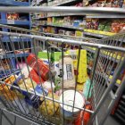 Fotografía de archivo de productos básicos en un carro de la compra en un supermercado de Tarragona.
