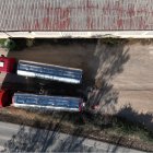 Dos camiones cisterna llenando agua de un depósito municipal