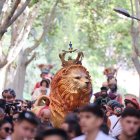 El Lleó, flanquejat per altres elements del seguici i famílies.