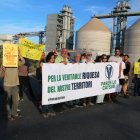 La plataforma s'ha presentat davant la macrofactoria de Kronospan