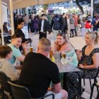 Turistas fumando en una terraza de Salou.