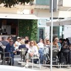 Una de las terrazas del paseo Miramar de Cambrils.