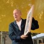 El escritor barcelonés Andreu Martín, con el galardón.