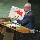 El primer ministro de Israel, Benjamin Netanyahu, muestra un mapa en la Asamblea General de la Organización de las Naciones Unidas (ONU) este viernes, en Nueva York (Estados Unidos). La delegación de España estuvo ausente de la Asamblea en el momento del discurso de Netanyahu que fue boicoteado por decenas de delegados que abandonaron la sala.