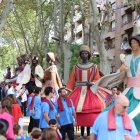 Els gegants, en fila anant cap al Santuari.