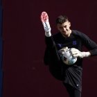 El portero del FC Barcelona Joan García durante un entrenamiento.
