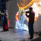 Anna Zhilyaeva pintando con gafas de realidad virtual en el Refugi 1.