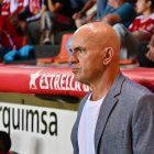 Luis César en el banquillo ante el Eldense.