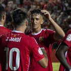 David Alba celebra uno de los goles junto a sus compañeros.