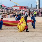 Profesionales de la Patrulla Acrobática de Paracaidismo del Ejército del Aire y del Espacio (PAPEA), en las playas de Salou.