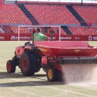 Ya se están realizando los trabajos sobre el nuevo césped del Nou Estadi.
