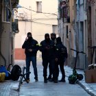 Los agentes durante loa operación policial en Valls.