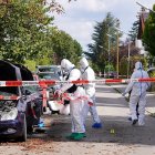 Agentes de la unidad forense de la policía trabajan en la zona tras la explosión, cerca de vehículos dañados en Múnich, Alemania, este miércoles.