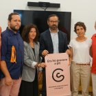 Miembros de las collas participantes, pacientes y el presidente de la Associació contra el Càncer, Fede Adan.