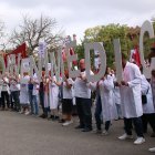 La concentración frente a las puertas del Departament de Salut exigiendo un convenio