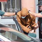 Agentes de la Guardia Civil trasladan al detenido tras la reconstrucción de los hechos en el domicilio en Brenes (Sevilla).